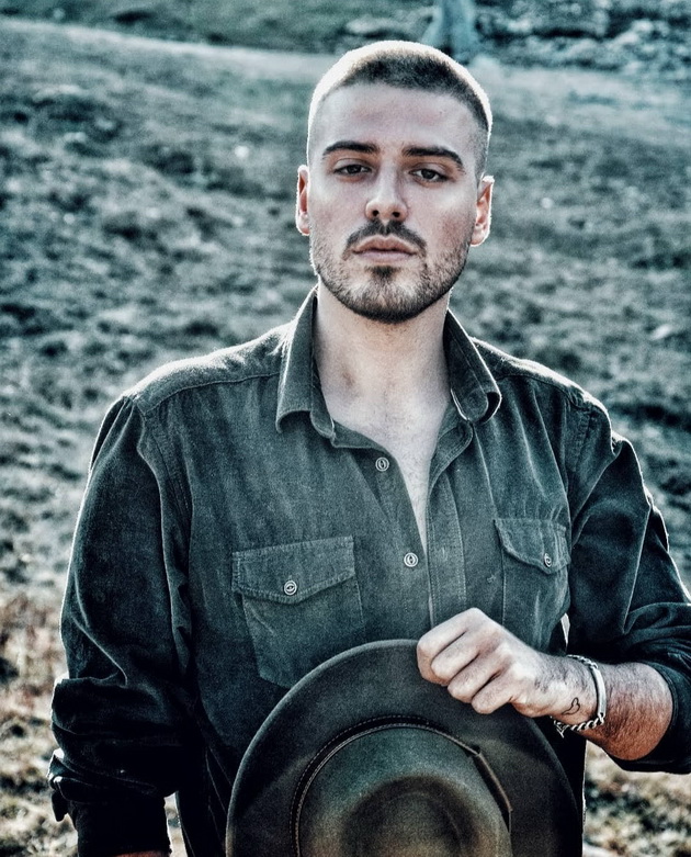 Инспиративниот Јован Илиески На 22 години напишал 5 книги, модниот стил му е препознатлив знак